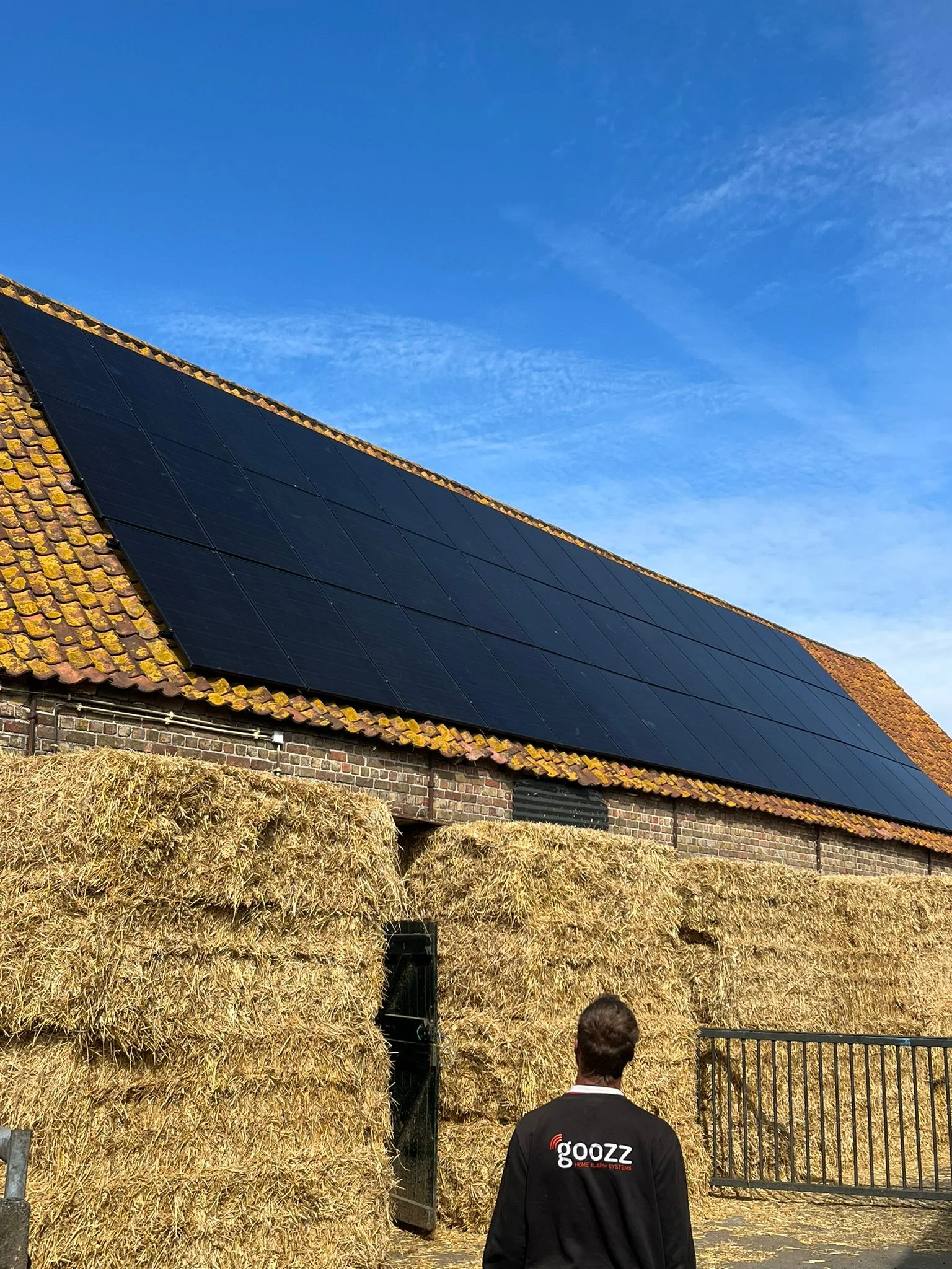 stal met zonnepanelen