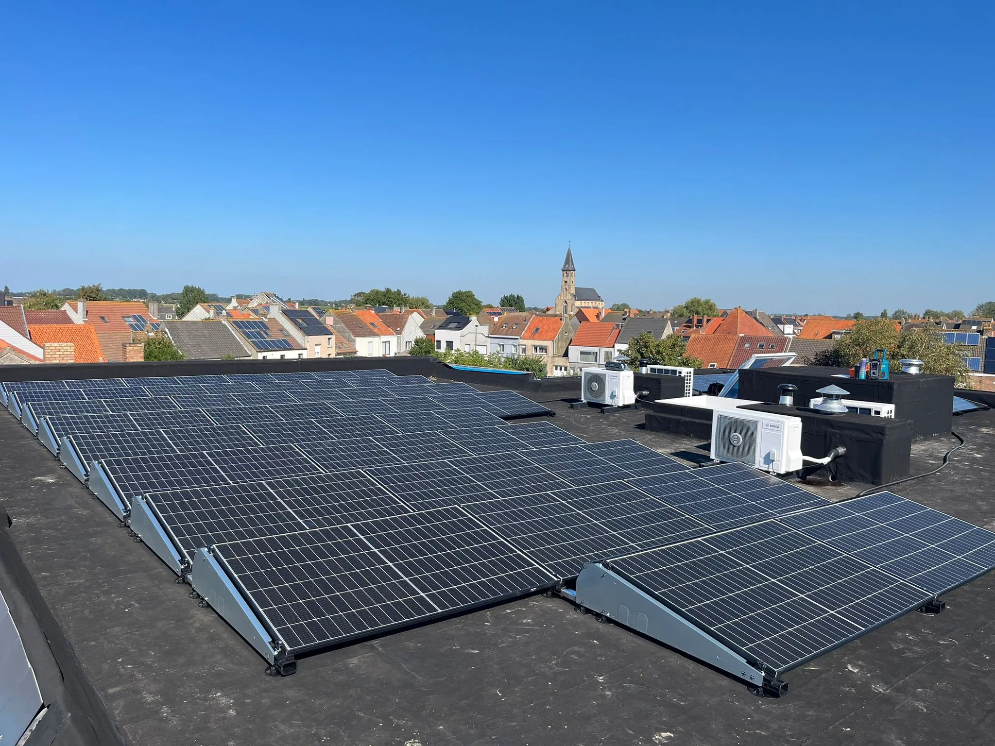 bedrijf met zonnepanelen op het dak